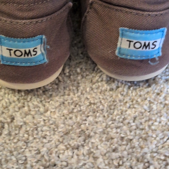 TOMS Kids Sneakers in Brown and Blue - Picture 1 of 8